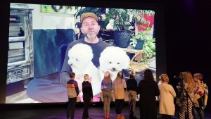 Susikoira Roin ohjaaja Rane Tiukkanen ja koirat kiittävät palkinnosta KUVA Janne Isokääntä