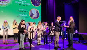 Antti Kaarlela vastaanottaa Susikoira Roi lastenelokuvien kilpailun voittajapalkinnon KUVA Janne Isokääntä