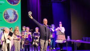 Antti Kaarlela vastaanottaa Susikoira Roi lastenelokuvien kilpailun voittajapalkinnon KUVA Janne Isokääntä