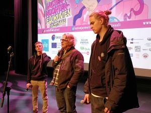 Mihkku Laiti, Petteri Saario ja Antti Saario Revontulten räppäri -näytöksessä.