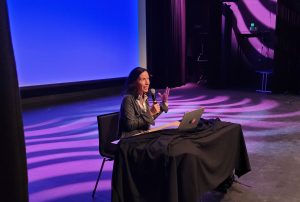 Natalie Halla pitämässä master classia.